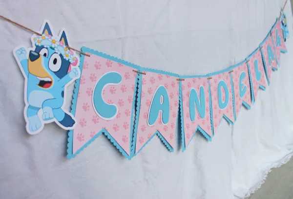 Guirnalda temática Bluey personalizada. Confeccionada en varias capas incluye cordel de yute.