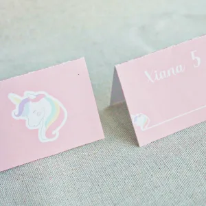 Marcasitios o cartelitos para comida. Pequeñas tarjetas que indican el nombre del plato servido. Diseño de unicornio con fondo rosa Personalizado.