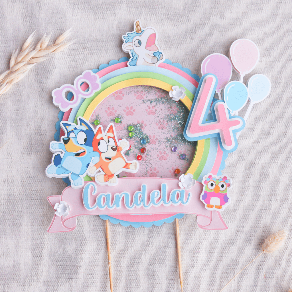 Topper para tarta personalizado, en 3D y temática Bluey. Colores Rosa, Azul y Blanco. Con motivos de los personajes, Nombre y años.