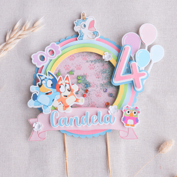 Topper para tarta personalizado, en 3D y temática Bluey. Colores Rosa, Azul y Blanco. Con motivos de los personajes, Nombre y años.