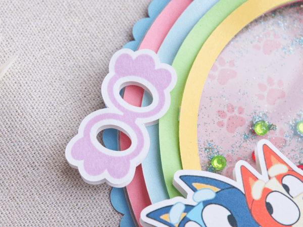 Topper para tarta personalizado, en 3D y temática Bluey. Colores Rosa, Azul y Blanco. Con motivos de los personajes, Nombre y años. Detalle gafas