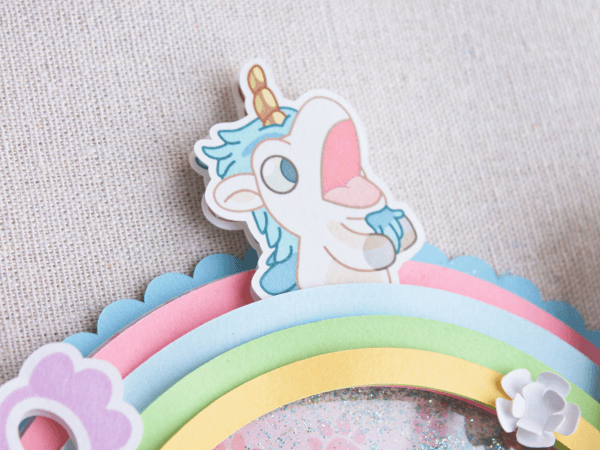 Topper para tarta personalizado, en 3D y temática Bluey. Colores Rosa, Azul y Blanco. Con motivos de los personajes, Nombre y años. Detalle Unicorsio