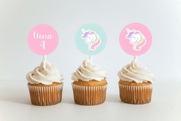 Toppers decorativos personalizados para dulces con el nombre del peque y tema elegido para la fiesta.