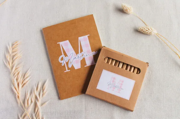 pack de lapses y libreta kraft personalizados con inicial en estampado Vichy (5 colores) y nombre. Papel liso y ambos fabricados en materiales reciclados.