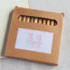 pack de lapses y libreta kraft personalizados con inicial en estampado Vichy (5 colores) y nombre. Papel liso y ambos fabricados en materiales reciclados.