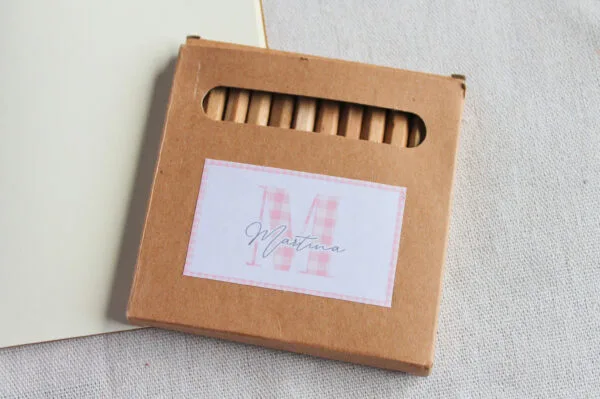 pack de lapses y libreta kraft personalizados con inicial en estampado Vichy (5 colores) y nombre. Papel liso y ambos fabricados en materiales reciclados.