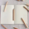 pack de lapses y libreta kraft personalizados con inicial en estampado Vichy (5 colores) y nombre. Papel liso y ambos fabricados en materiales reciclados.
