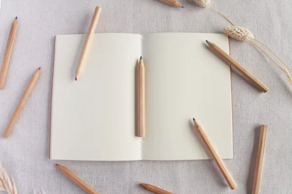 pack de lapses y libreta kraft personalizados con inicial en estampado Vichy (5 colores) y nombre. Papel liso y ambos fabricados en materiales reciclados.
