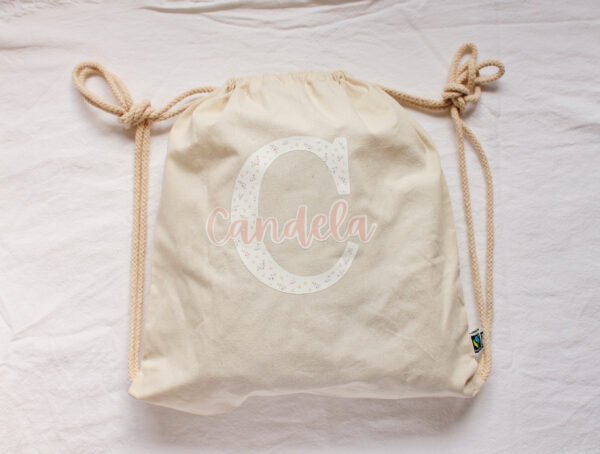 Mochila de algodón, personalizada con Inicial estampada en delicadas flores y nombre en color a juego.